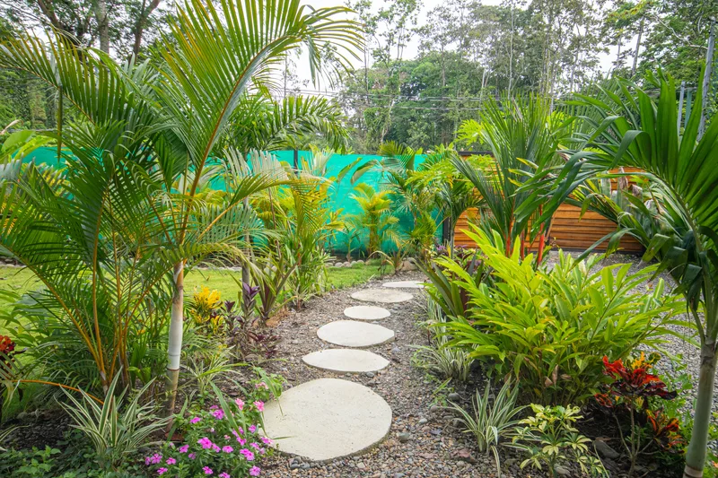 Terraza privada con jardín tropical en Crystal Jungle Villa, Puerto Viejo, Costa Rica