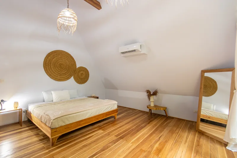Habitación planta alta con cama king y A/C en Crystal Jungle Villa, Puerto Viejo de Talamanca